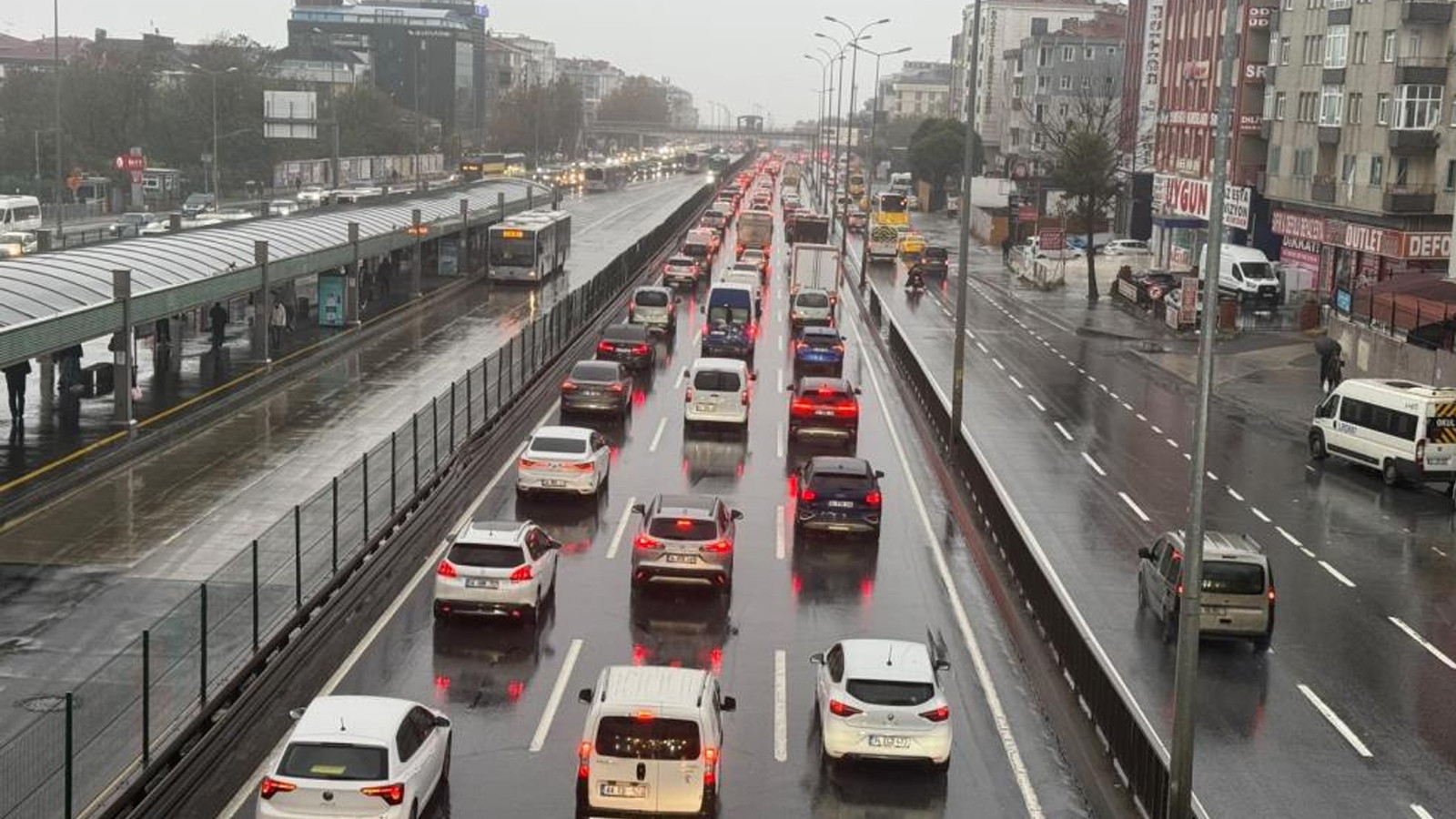 İstanbul'da trafik yoğunluğu yüzde 72'ye ulaştı