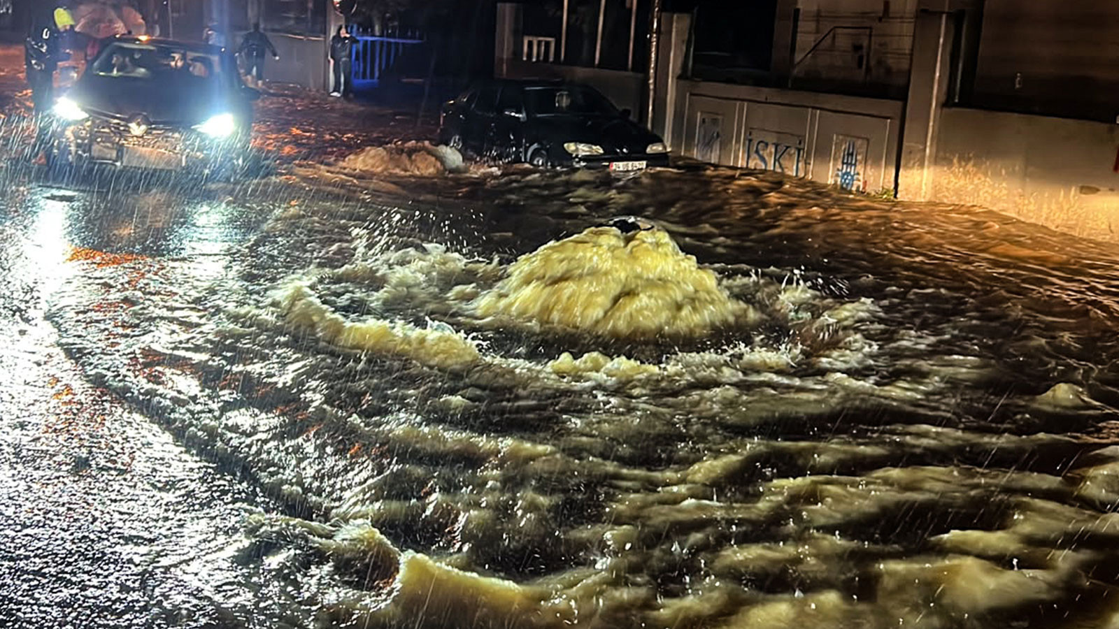 İstanbul'da sel felaketi: Can kaybı 2'ye yükseldi