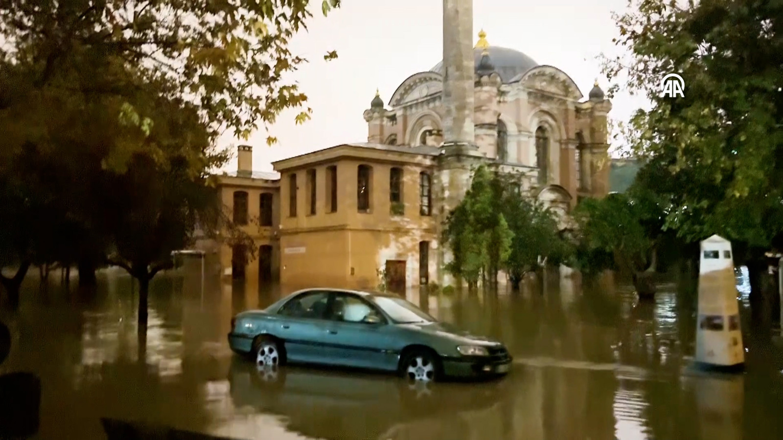 Kağıthane'deki tarihi Sadabat Cami sular altında kaldı
