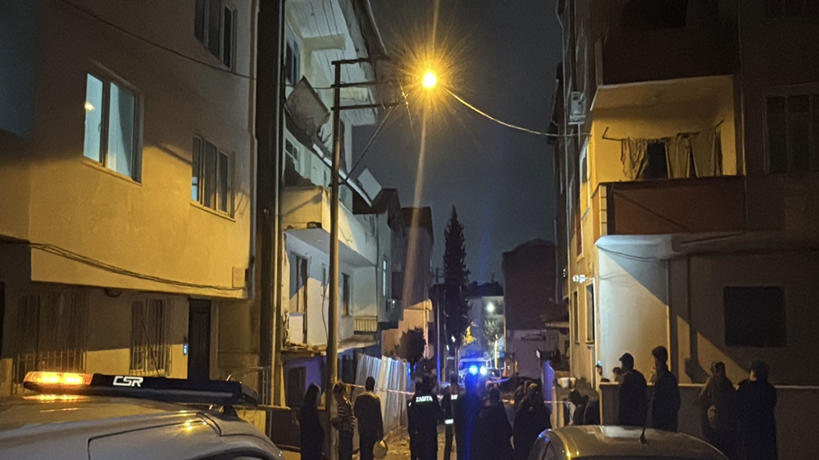 Boşaltılan binada balkon çöktü: Sokak giriş-çıkışa kapatıldı