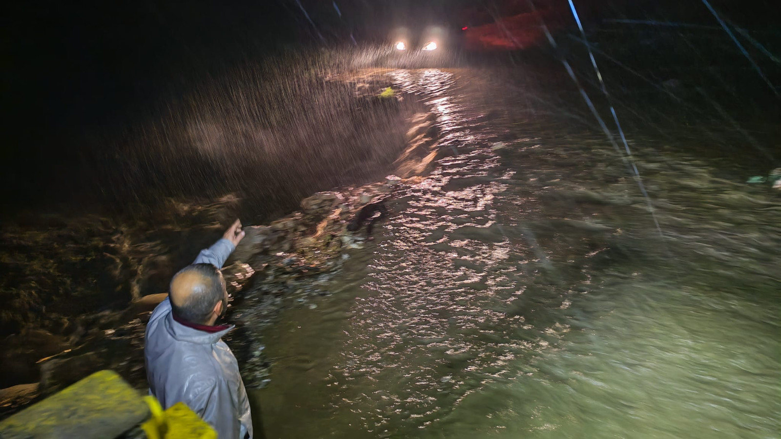 Bursa İnegöl'de aşırı yağış nedeniyle yol ulaşıma kapandı