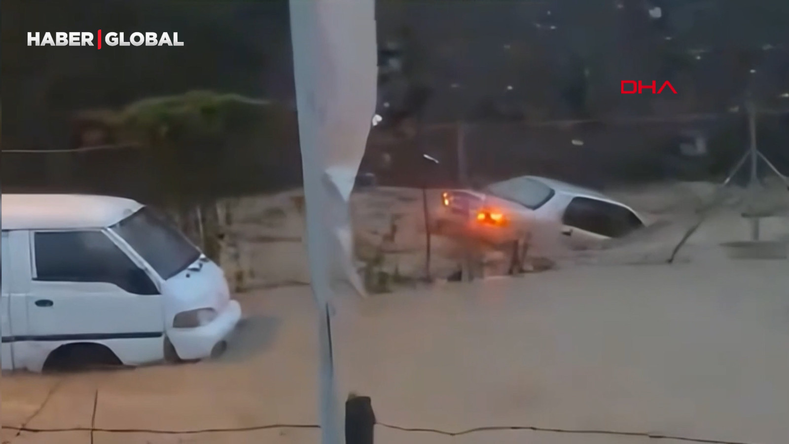 Selde kaybolan Ahmet Derin'in aracının sürüklendiği anlar ortaya çıktı