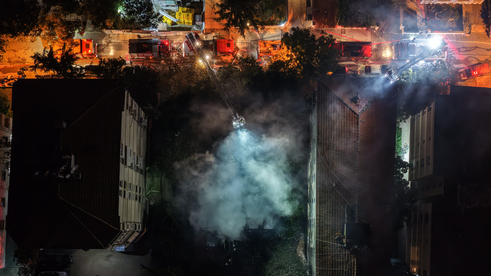 Kadıköy'de 3 katlı ahşap köşk yangını