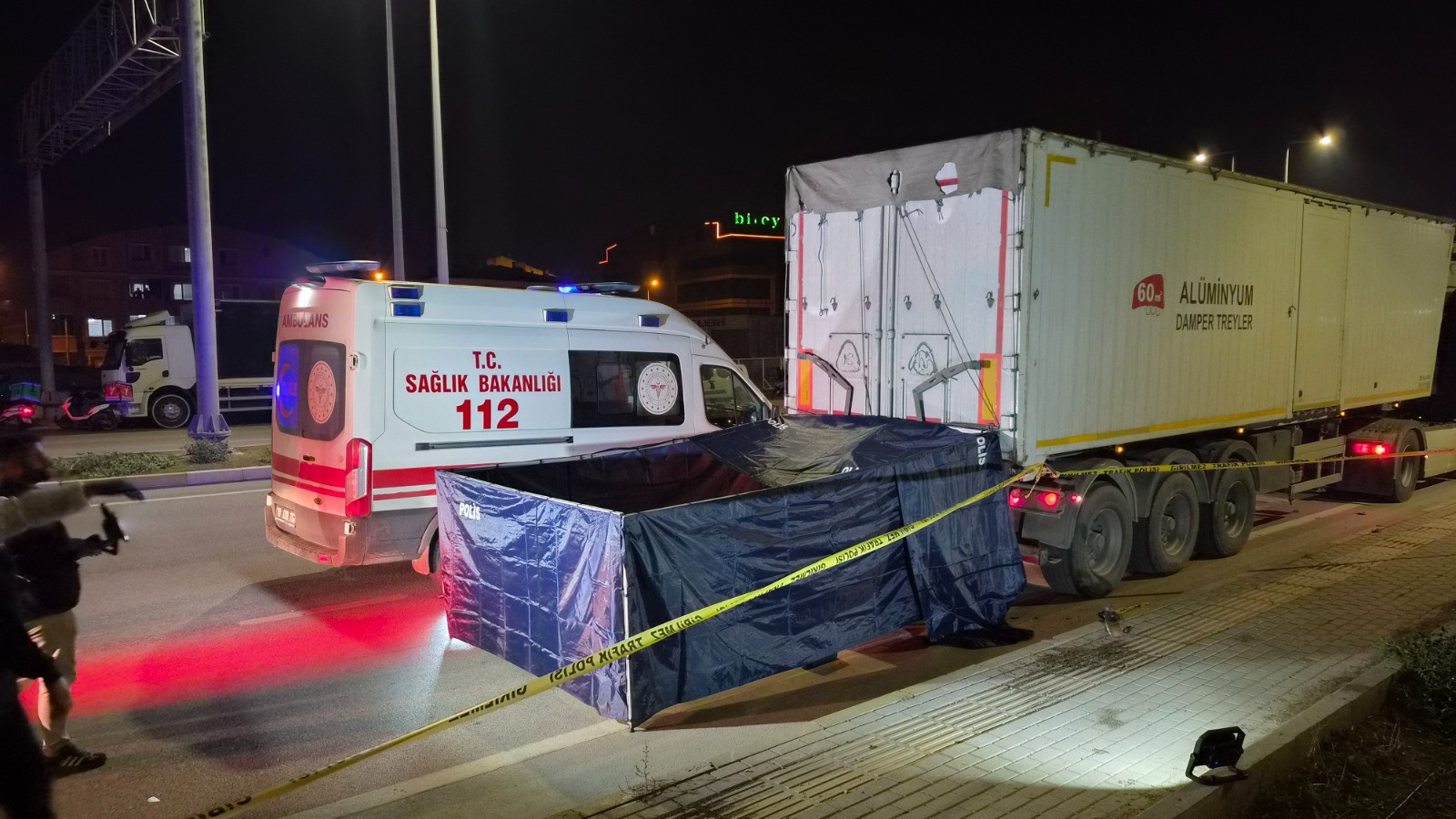 Balıkesir’de TIR’a çarpan motosiklet sürücüsü can verdi