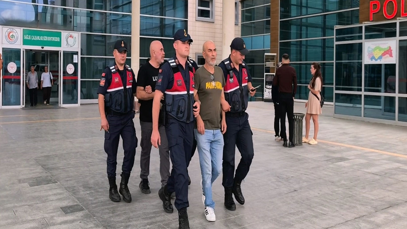 Yönetmen Ezel Akay ve kardeşi Eren Kazım Akay'ın uyuşturucu testleri pozitif çıktı