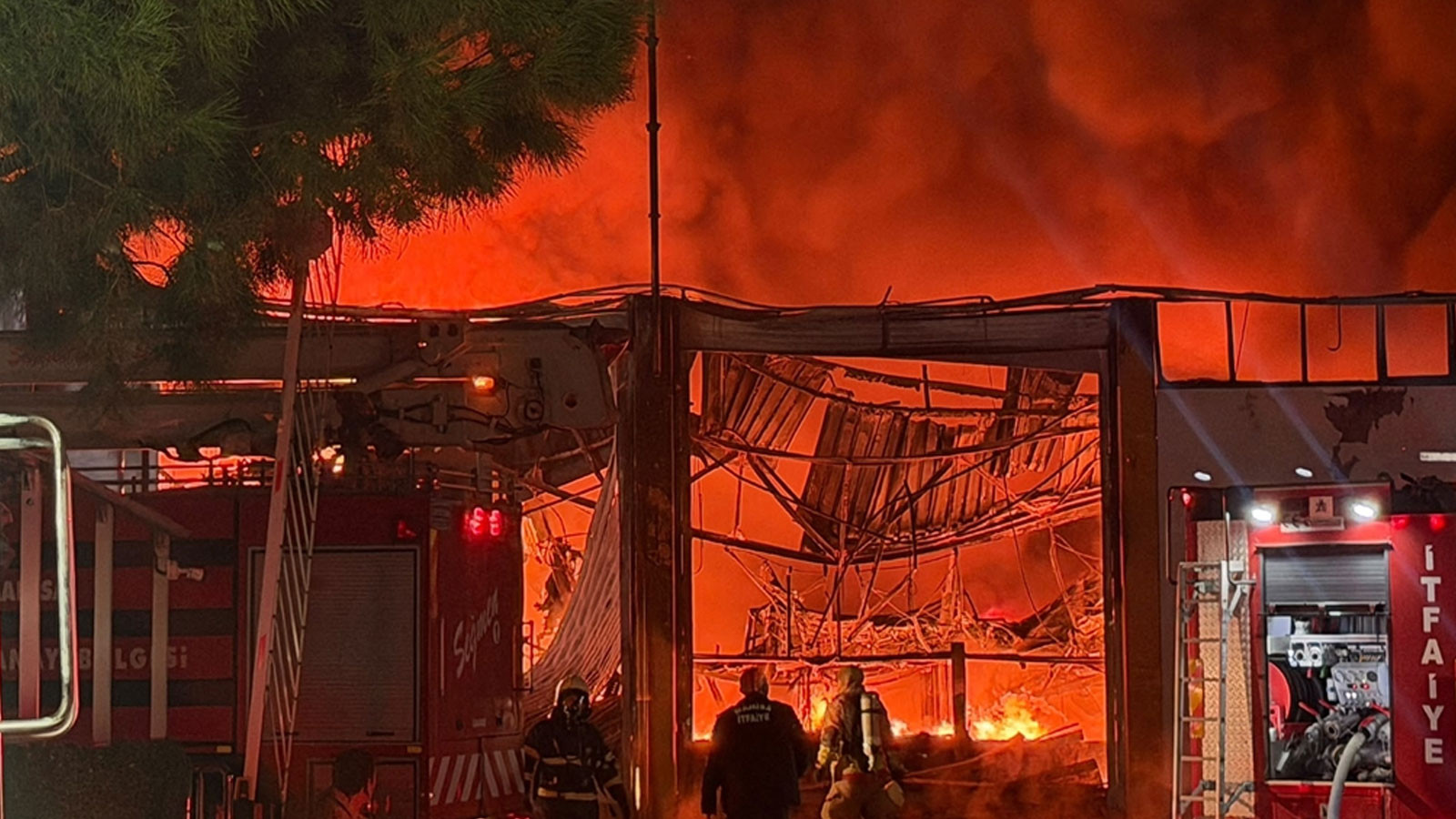Manisa'daki Akü Fabrikasında Yangın Çıktı