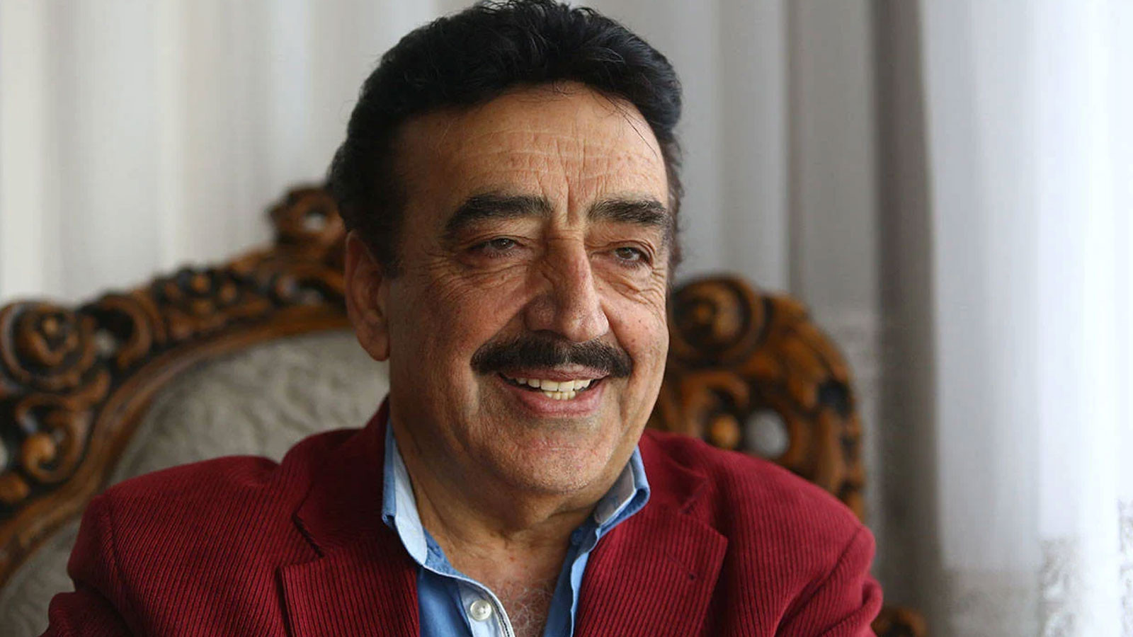Hakkı Bulut sahnede fenalaştı: Hastaneye kaldırıldı