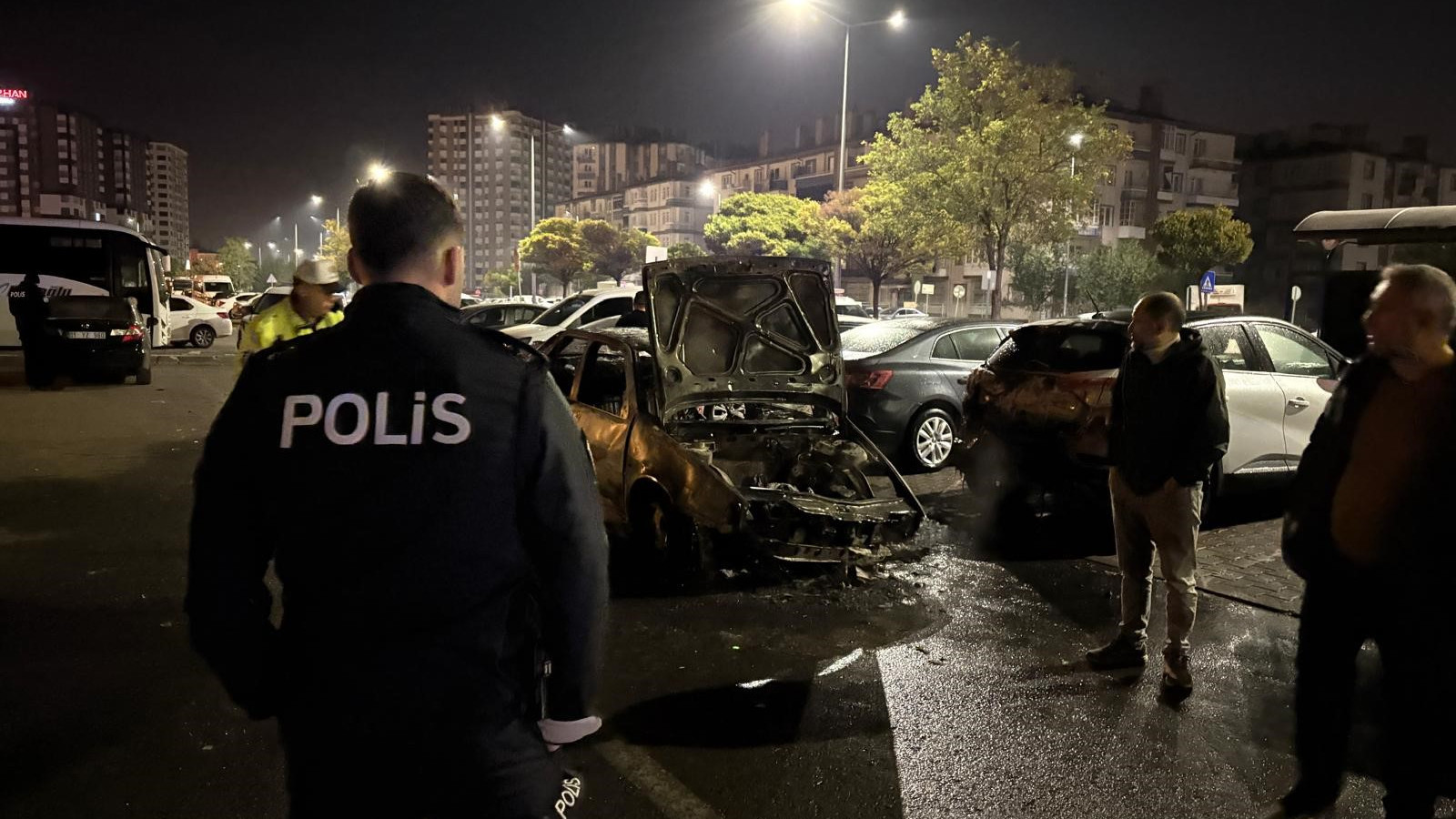 Kayseri'de kazayı yapan otomobil alev aldı