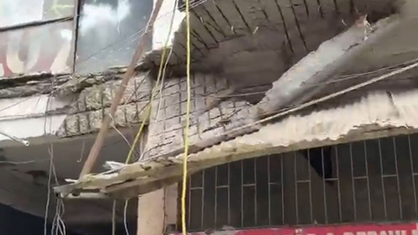 Sanayi sitesinde balkon çöktü: 3 yaralı