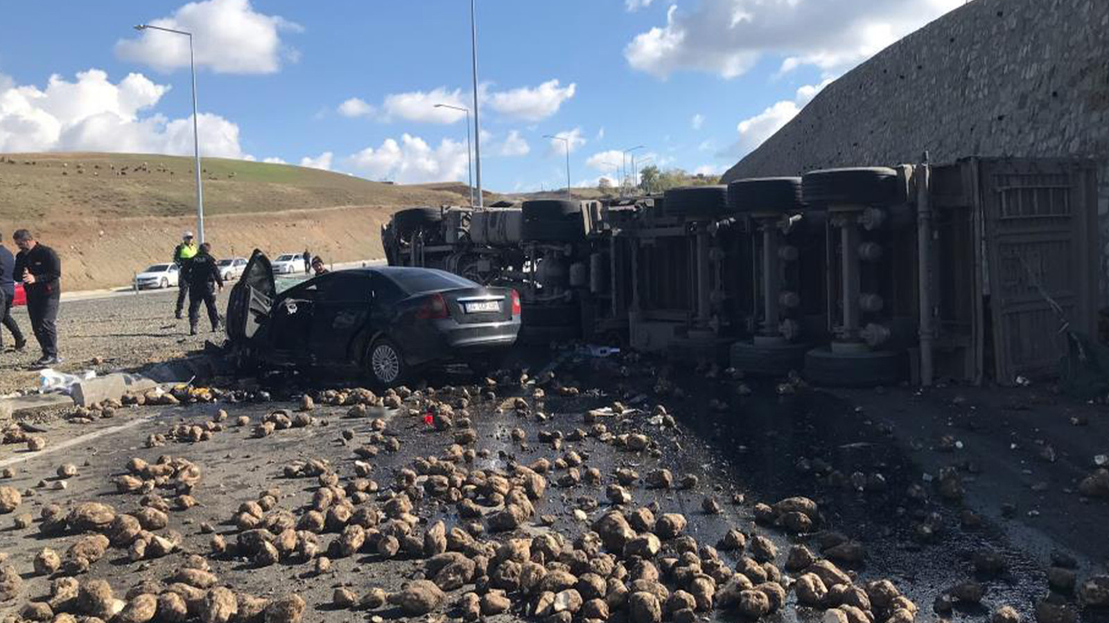 Ağrı’da feci kaza! Tırla çarpışan otomobilden sağ çıkan olmadı: 4 ölü