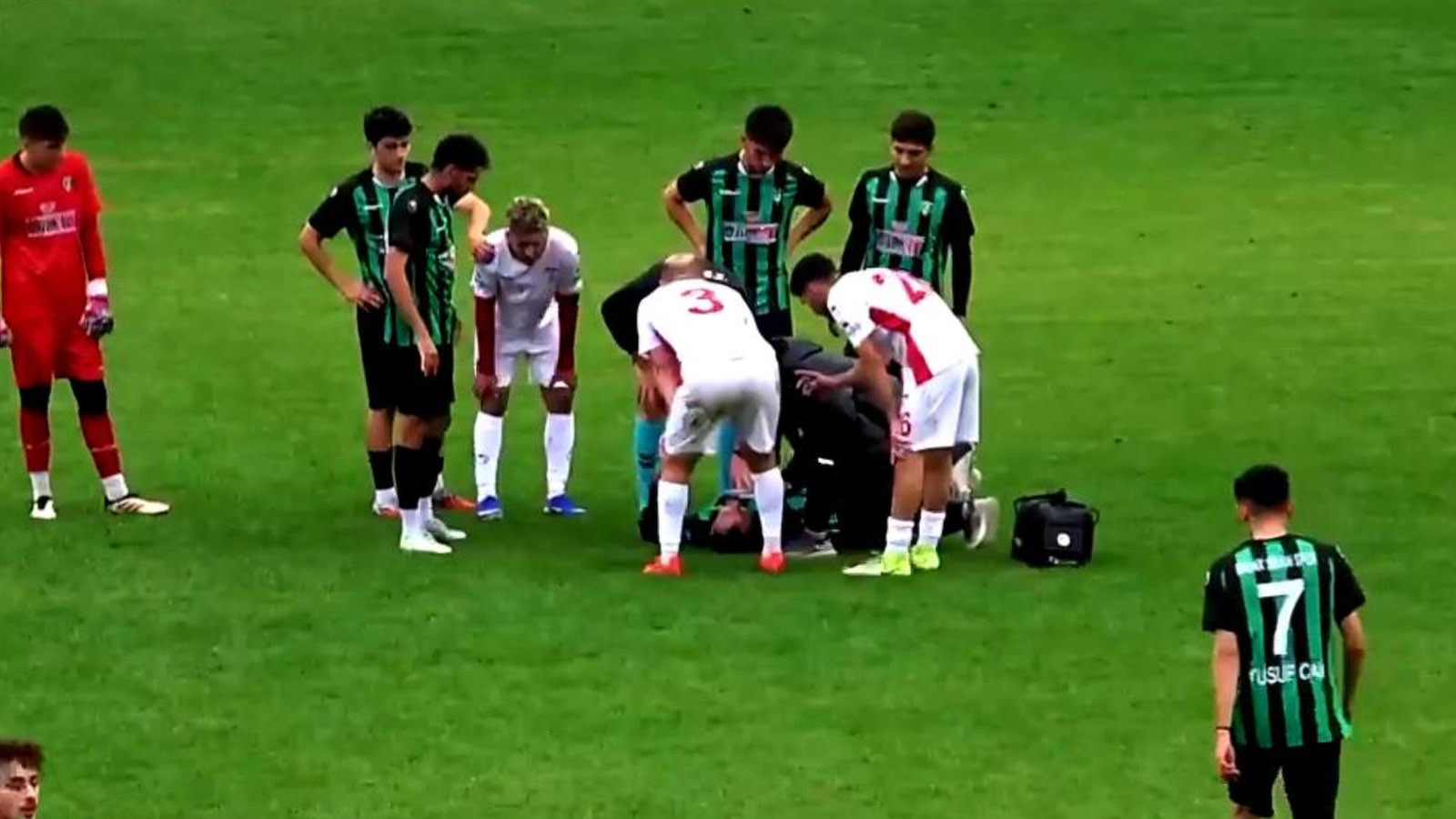 35 yaşındaki futbolcu kalp krizi geçirdi, hastaneye kaldırıldı