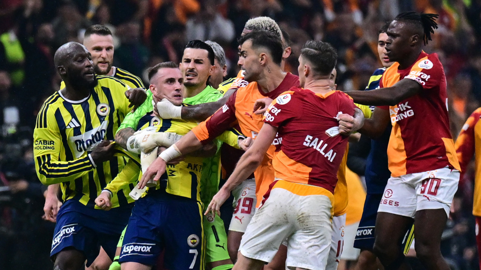 Abdülkerim Bardakcı ve Archie Brown kırmızı kart gördü