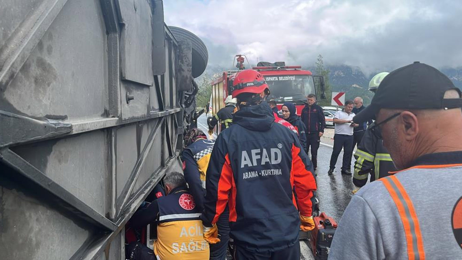 Antalya kara yolunda yolcu otobüsü devrildi: Ölü ve yaralılar var