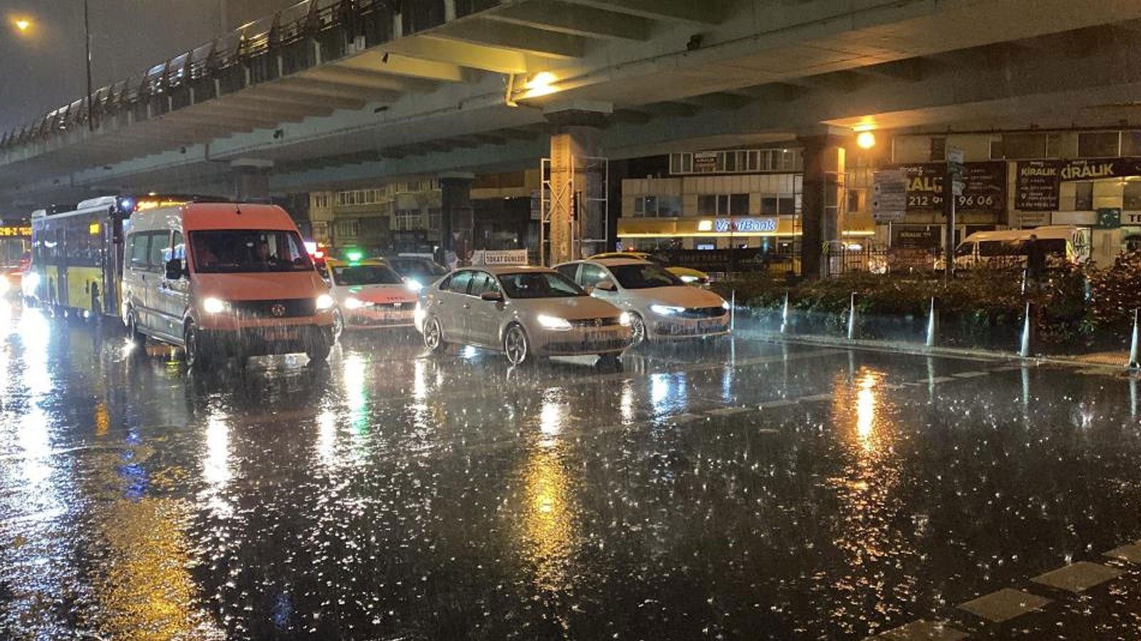 İstanbul'da Erken Saatlerde Etkili Sağanak Yağış