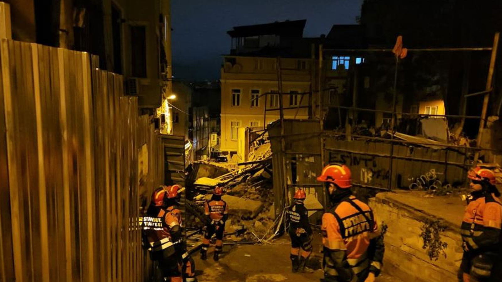 Beyoğlu'nda 5 katlı bina çöktü: Can kaybı yok, enkaz havadan görüntülendi