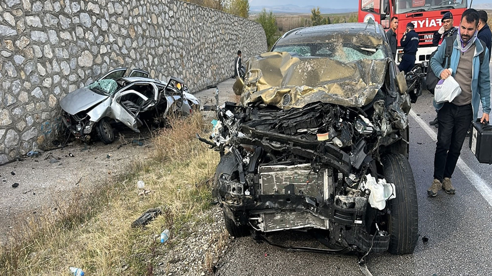 Mardin'de otomobil ile ticari araç çarpıştı: 1 ölü, 4 yaralı