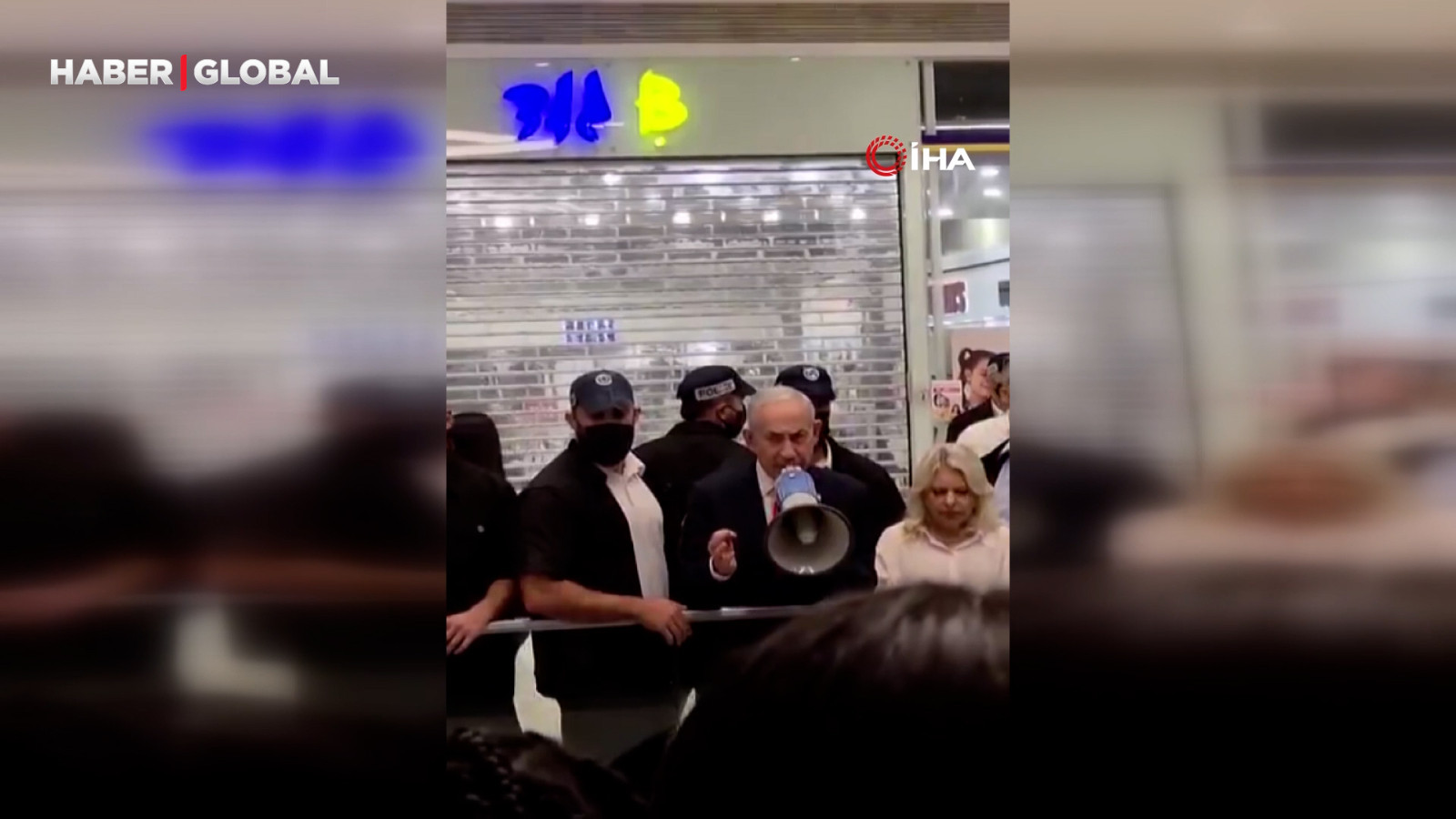 Netanyahu eline aldığı megafonla AVM’dekilerden oy istedi