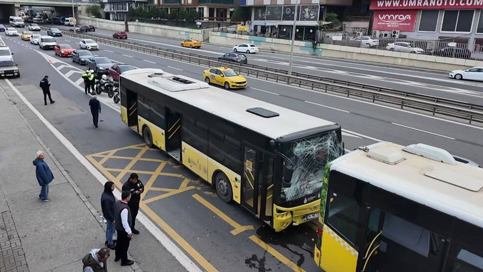 Üsküdar'da İETT Otobüsleri Çarpıştı: 4 Yaralı