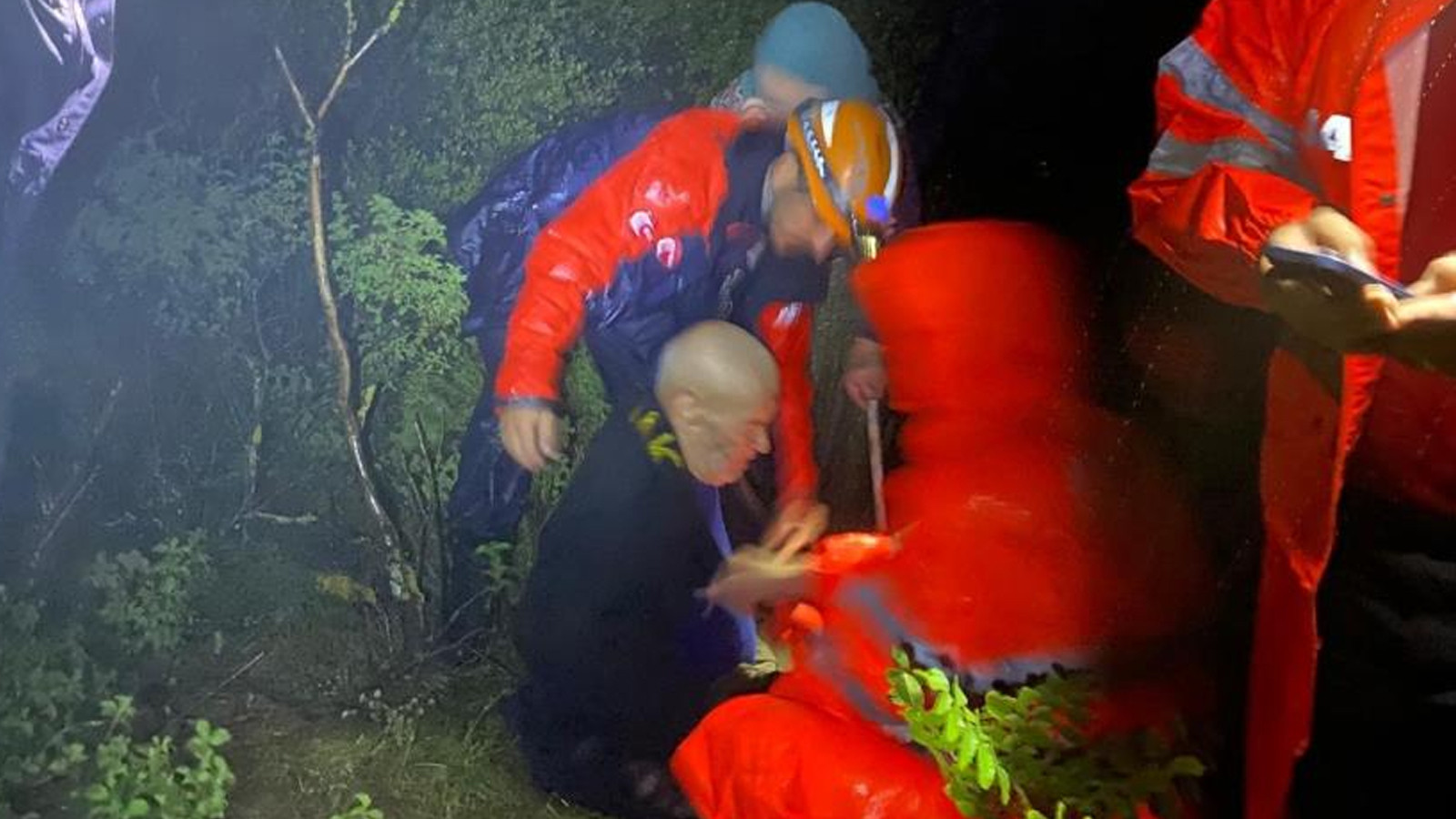 Bursa'da yaşlı çiftin kurtarılmasında jandarma sırtında taşıdı