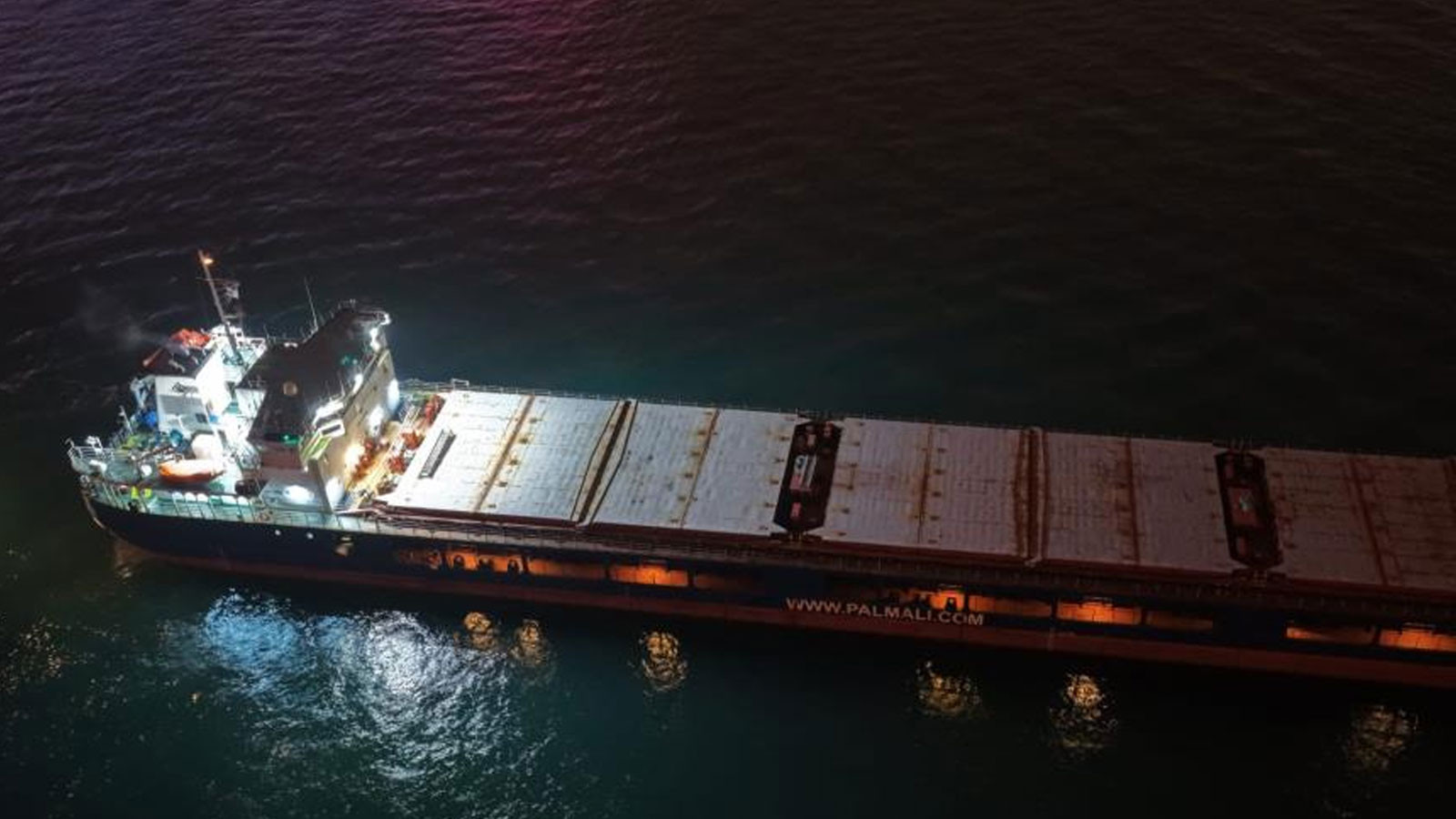 İstanbul Boğazı'nda kargo gemisi makine arızası nedeniyle demirledi