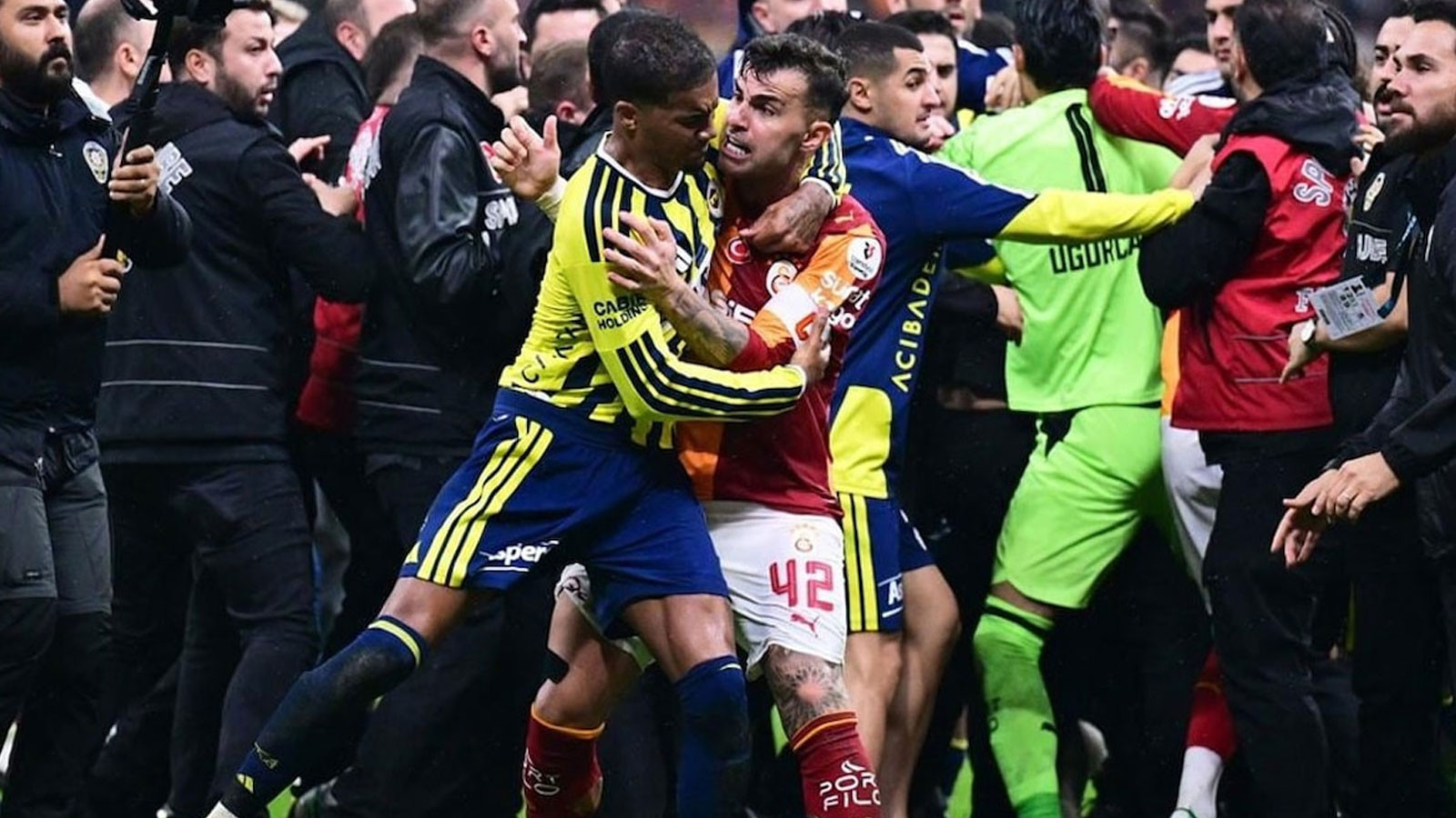 PFDK'dan olaylı derbiye ceza yağdı! Abdülkerim Bardakcı ve Archie Brown'un cezaları belli oldu