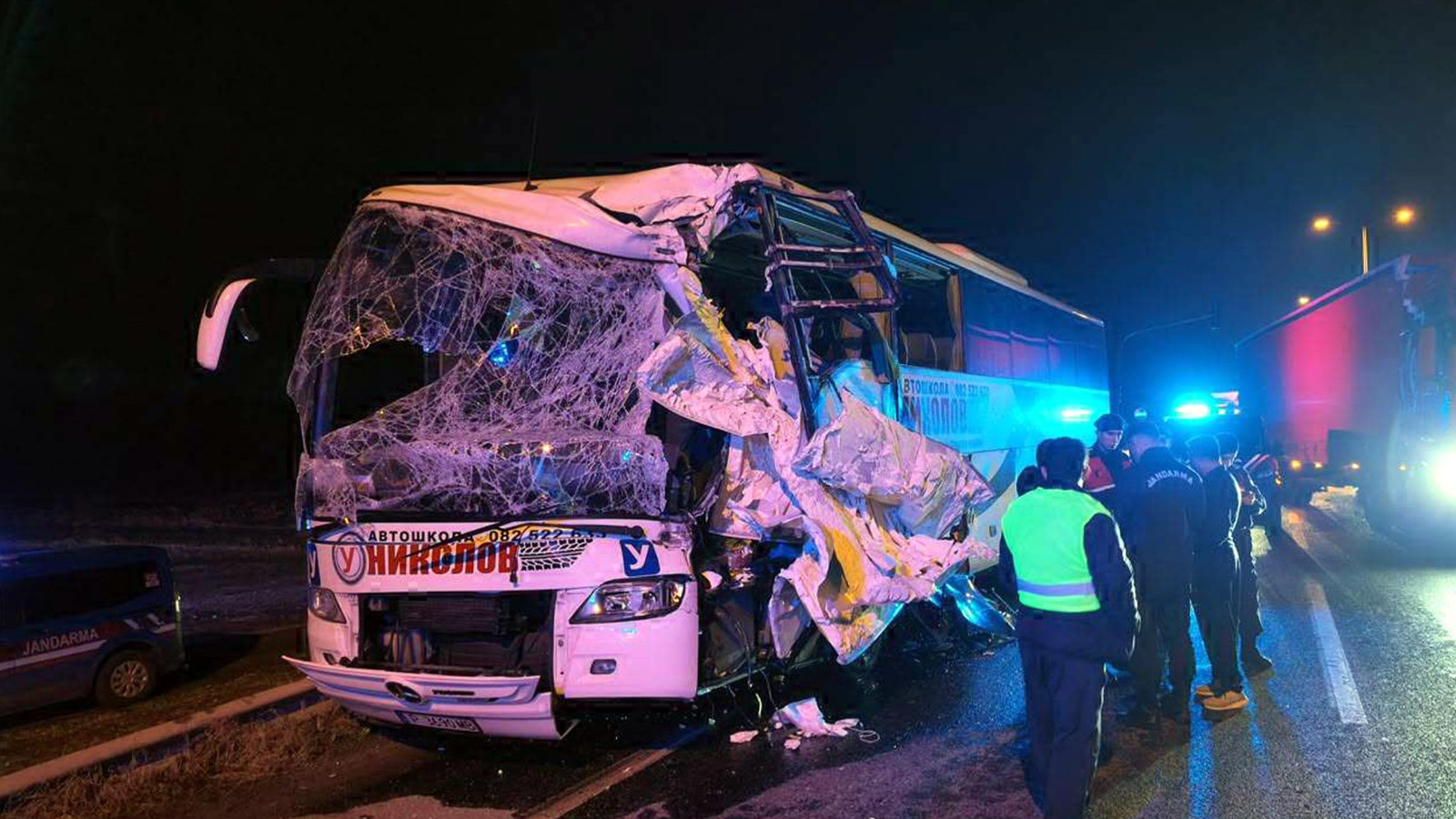 Edirne'de yolcu otobüsü TIR'a çarptı: 10 yaralı