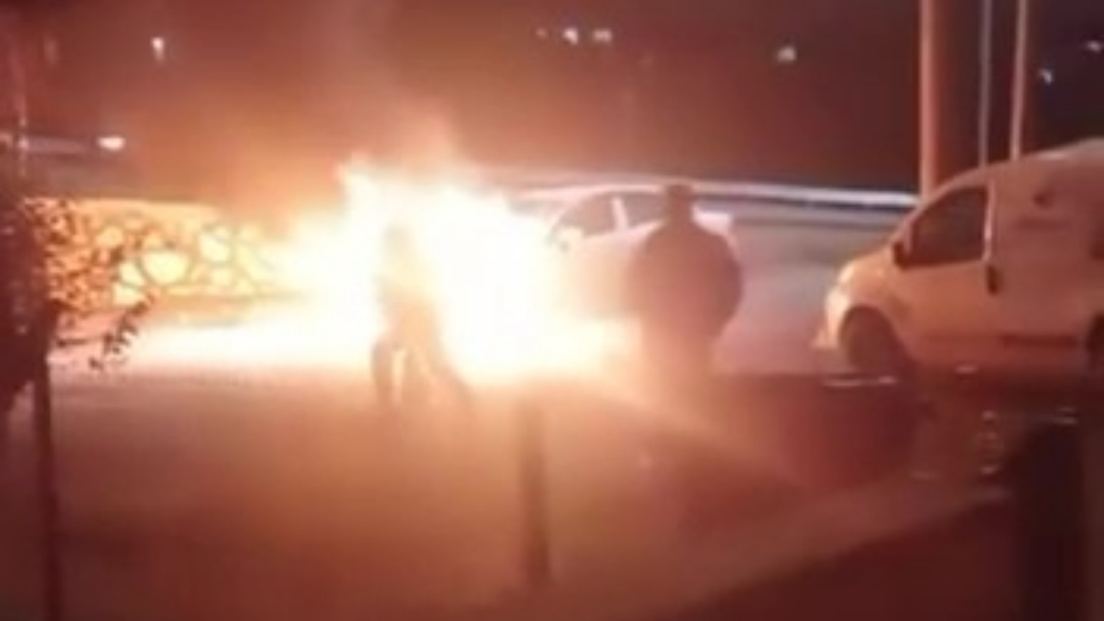 Kocaeli'de otomobil alevlere teslim oldu