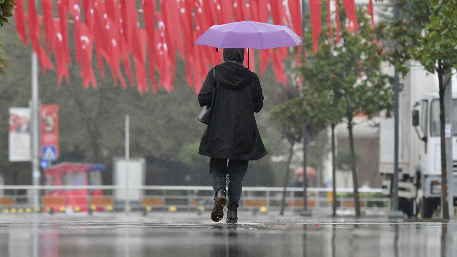 Meteoroloji'den hafta sonu için sağanak uyarısı! Yağışlar birçok bölgede etkili olacak