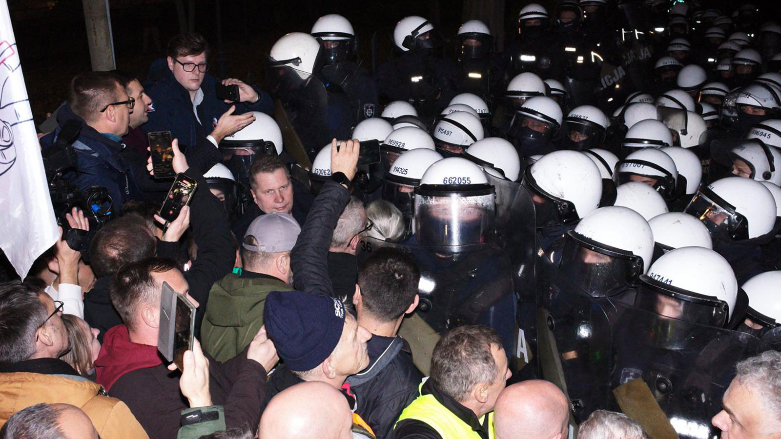 Polonya'da Anayasa Mahkemesi'ne polis baskını! Cumhurbaşkanı uçağını geri çevirdi